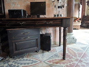 Стол и тумба дял кабинета в классическом стиле