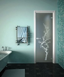 Стеклянная дверь в ванную комнату деталь